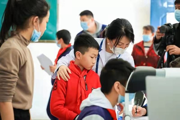 “睛彩童年”活动现场医生志愿者为孩子义诊