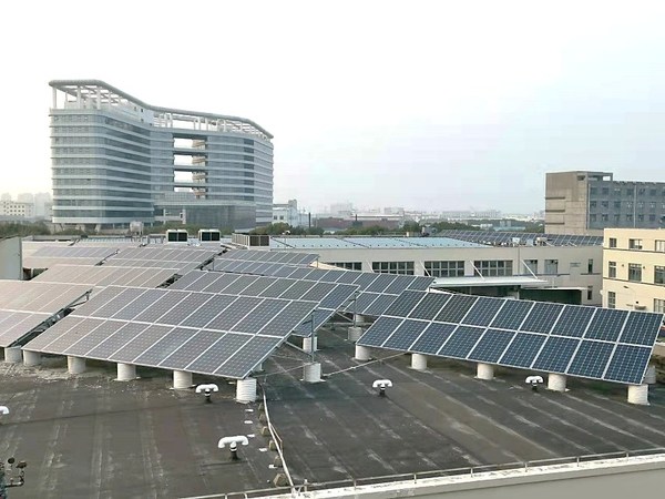上海科勒工厂屋顶铺设的太阳能电池板