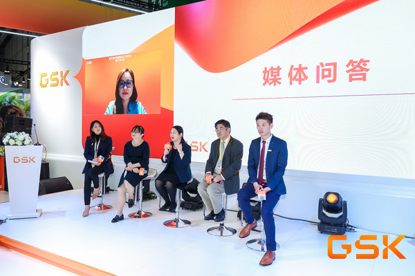 与会嘉宾进行圆桌讨论