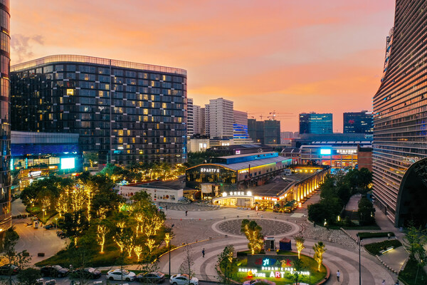 杭州新天地中央活力区以工业遗存为基础，打造了集合文商旅多业态的活力PARK