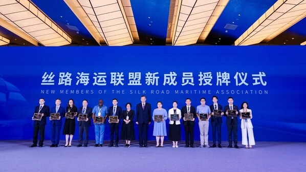 第五届“丝路海运”国际合作论坛为十三家“丝路海运”联盟新成员举行授牌仪式。