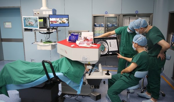 2019年11月22日，强生全视Catalys白力士中国内地首例飞秒激光白内障手术在博鳌超级医院成功完成