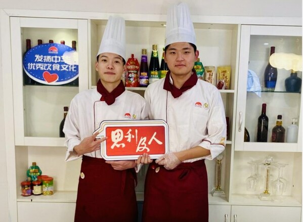 2022级李锦记希望厨师粤菜师傅李源（左）和吴晓杰