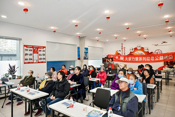 社区居民、义工及志愿者等参加护理培训