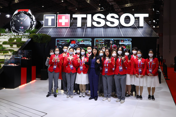 天梭中国区副总裁戴俊珺女士与大学生志愿者合影