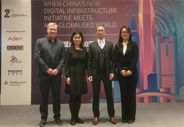 TUV莱茵大中华区产品服务认可与认证总经理、中国欧盟商会副会长、欧盟商会华南分会主席刘畅（左三），TUV莱茵大中华区电子电气产品服务总经理欧乐富（Sven-Olaf Steinke）（左一）、政府关系副总经理王欣欣（右一）、莱茵学院与生命关怀副总经理程亘卉出席了本次活动。