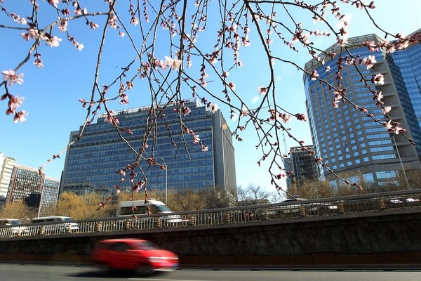 北京西城区金融街附近景观，多家商业银行的总部设在这里。（新华社）