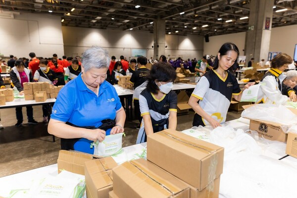 约200名金沙中国团队成员与澳门扶轮社会员于12月1日在澳门威尼斯人合力为社会企业洁世制作逾27,000个福袋，协助改善有需要人士的健康及福祉。