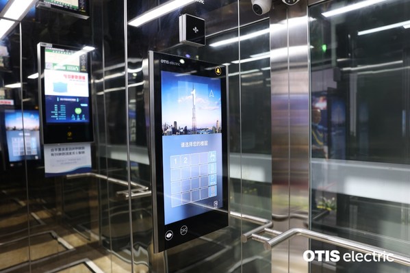 2022重庆智博会上，奥的斯机电加装梯轿厢内景