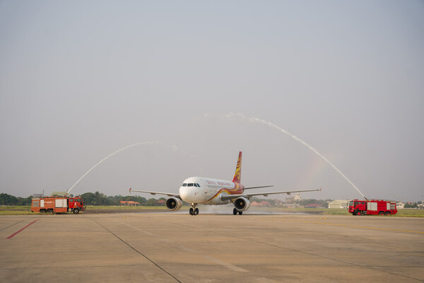 客机抵达老挝瓦岱国际机场后，接受了传统的水门及祝贺仪式
