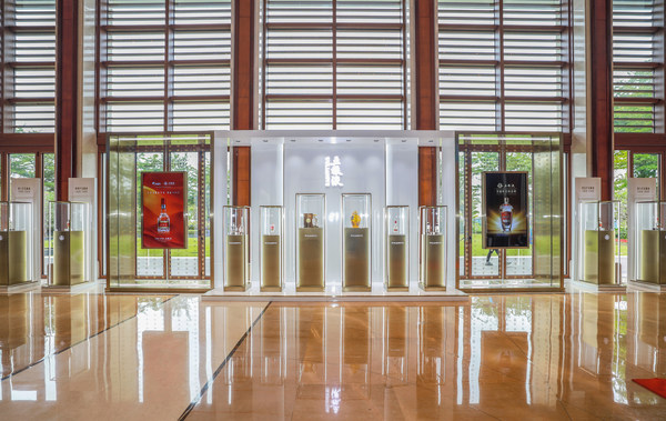 图为五粮液在博鳌亚洲论坛2021年年会上展出的核心产品。