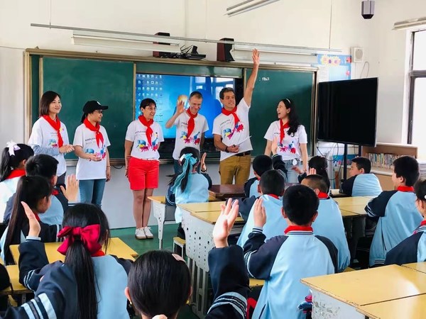 课堂上志愿者们与同学们亲切互动