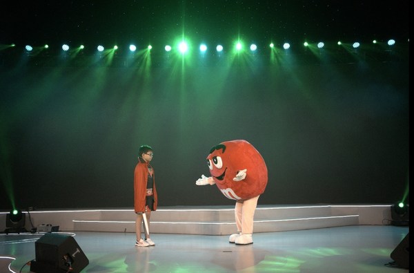 玛氏志愿者与孩子们一起彩排话剧