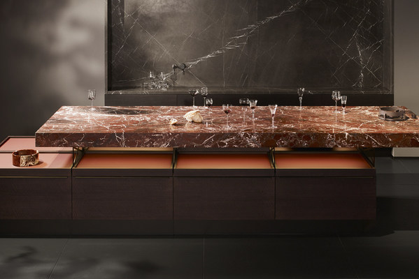 鲜艳的红色色调和白色方解石内含物以及白色石英的纹理为紫罗红大理石赋予了独特的外观。