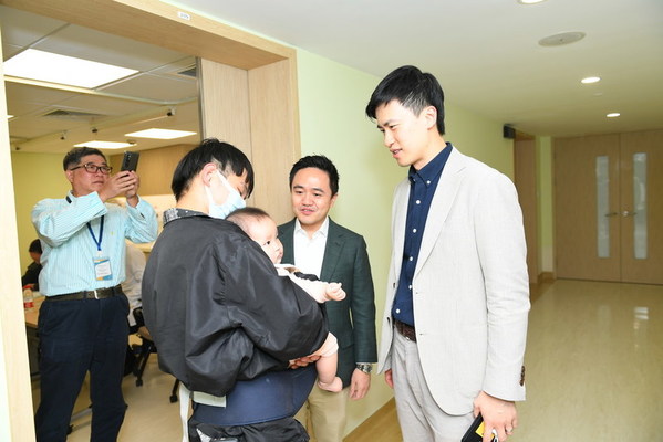 新风医疗集团总裁吴启楠先生和首席执行官曾瀛于术前专程前往探望患者及家属，并亲切慰问手术相关医疗志愿者团队。