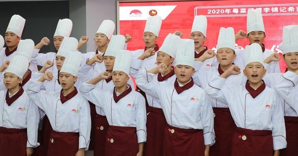 广州班开班仪式上，李锦记希望厨师粤菜师傅庄严宣誓，立志成为更好的自己