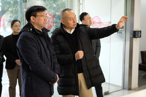 徐汇区委常委、副区长俞林伟（左）与美标中国领导康健（右）