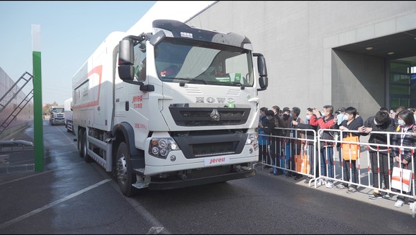 展会路演过程中杰瑞深度清洁车的亮眼表现吸引了大批观众