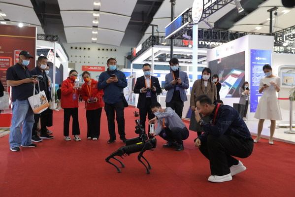 在2021中国网络媒体论坛展会上，新华社中国搜索“多模态机器狗”引来众人关注。中国搜索 吴凡摄