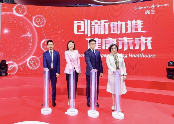 强生“创新助推健康未来”主题活动（从左至右：杨森中国骨髓瘤及髓系肿瘤业务部负责人张宁、强生视力健中国区总经理李婧、强生消费品中国区总裁汪轶、强生医疗骨科事业部中国区总经理陈敏）