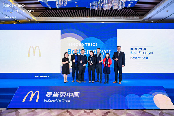 麦当劳中国代表上台领取“2022年中国最佳雇主 -- 雇主之星”奖项