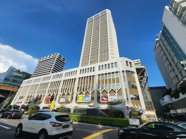 FOR SALE BY EXPRESSION OF INTEREST FOUR ADJOINING STRATA UNITS AT PENINSULA PLAZA WITH F&B, NIGHT CLUB AND KARAOKE LOUNGE APPROVED USE