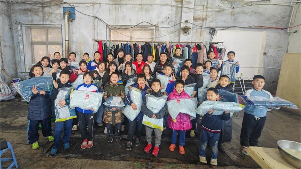 特步给“梦想之家”的孩子们送鞋服装备