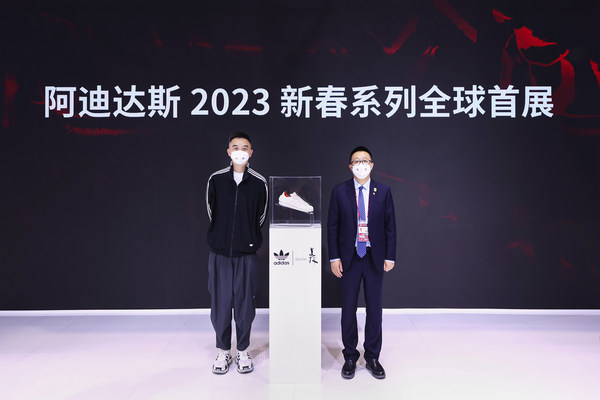 阿迪达斯大中华区三叶草市场部副总裁卢震翰先生（左）与国家会展中心（上海）总裁宁风先生揭幕新品