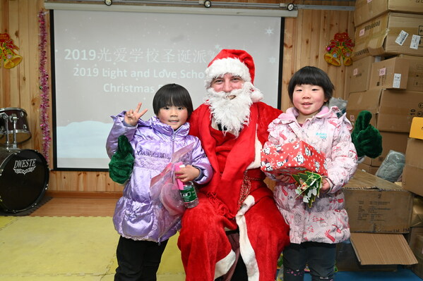 胡凯诚先生扮演圣诞老人慰问光爱学校受助学生