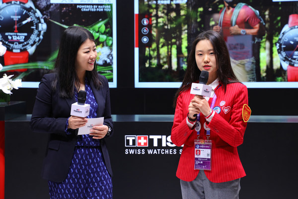 天梭中国区副总裁戴俊珺女士与大学生志愿者互动