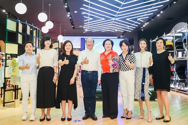 好孩子集团及苏州中心商场高层出席开业仪式