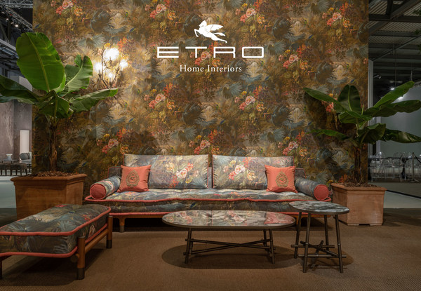 ETRO Home Interiors–2022户外系列：Woodstock 沙发和长椅，Dalì 桌子和边桌