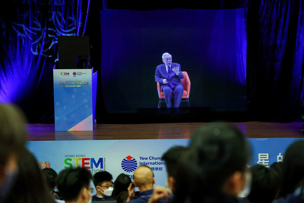 中国“嫦娥之父”欧阳自远院士透过3D全息投影技术与耀中学生进行实时互动