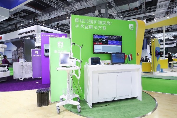 左为BiPAP V60呼吸机，右为飞利浦云海中央监护系统PIIC iX和飞利浦重症信息系统ICCA H展示