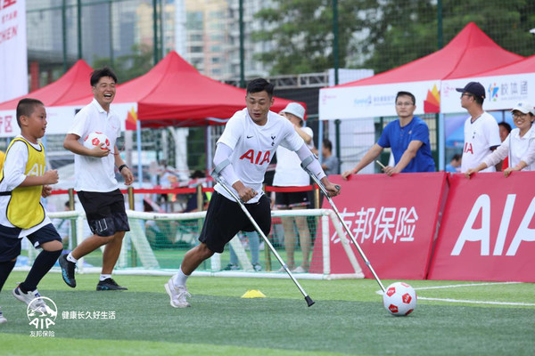 2021友邦保险青少年足球训练营深圳站，“独腿球王”何忆义和小球员们进行对抗赛