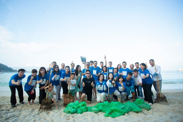三亚太阳湾柏悦酒店组织员工进行沙滩清洁