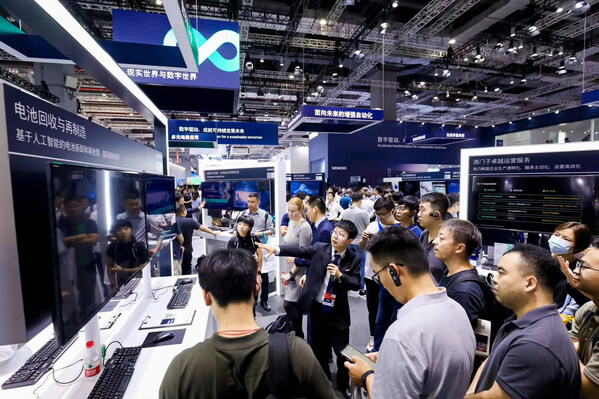 观众在西门子展台交流互动