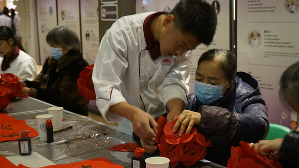 李锦记希望厨师与社区居民一同制作灯笼