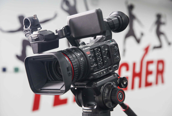 XF605能很好地应对电视台拍摄对高画质、高机动性的需求，对单人操作非常友好