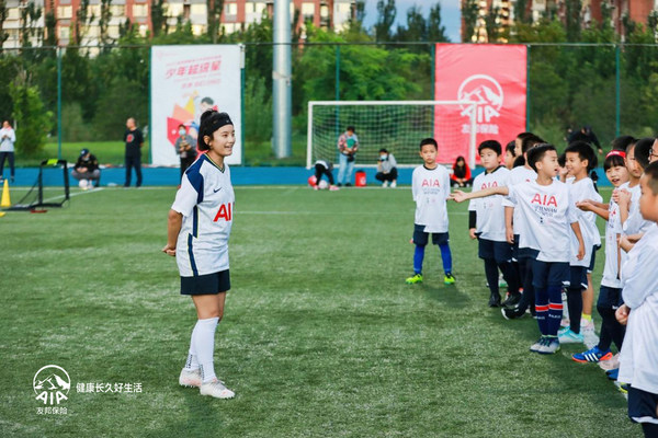 2021友邦保险青少年足球训练营北京站，男足女帅普布志玛给小球员们分享踢球经验