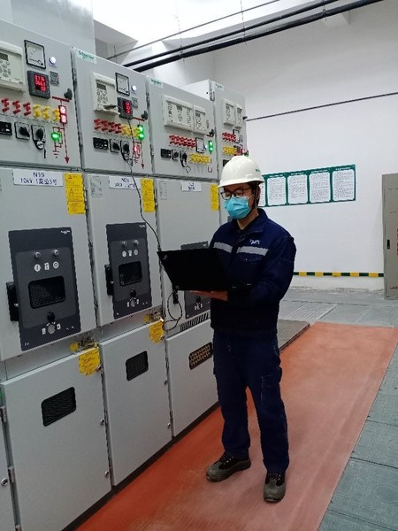 施耐德电气的工程师在现场调试