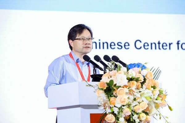 中国疾病预防控制中心副主任施小明研究员发表主题报告