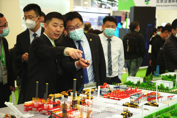 杰瑞环保展位吸引客户前来了解