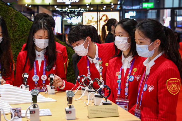 大学生志愿者参观天梭展台