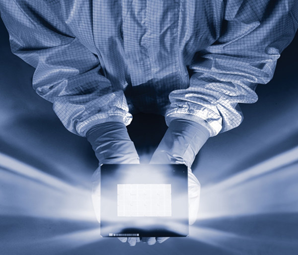 Toppan Photomask制造的半导体用光掩模，纳米压印光刻(NIL)母版采用同样的材料、技术和工艺制造而成。来源：Toppan Photomask。