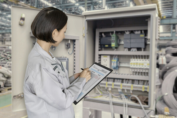 图中示意场景展现由元太子公司 Linfiny Japan Inc. 开发的电子纸笔记本（eNote），可协助改善工作流程并提高作业效率。