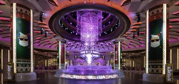 「澳門銀河」将特别呈献各种夺目耀眼的节日装置、圣诞专属活动、节庆现场表演、新年倒数派对、精致美食盛宴和独家购物礼遇，让宾客与挚爱在度假城感受到圣诞的喜悦氛围