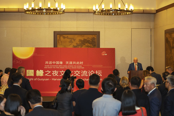 哈佛大学俱乐部董事查尔斯·沙利文在当晚举办的“国缘之夜”文化交流论坛致辞