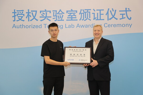 TÜV莱茵大中华区电子电气产品服务总经理欧乐富(Sven-Olaf Steinke)与vivo硬件测试技术部总经理、中心实验室主任雷向顺（左）