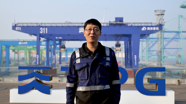 天津港第二集装箱码头有限公司总经理杨荣介绍天津港5G+智能港口项目